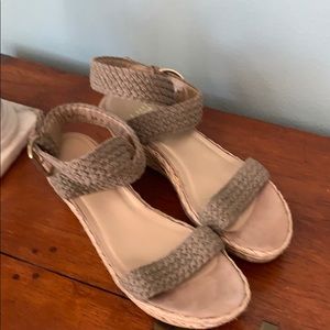 STUART WEITZMAN KHAKI WOVEN WEDGES SIZE 10